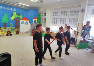 Chłopcy tańczą taniec mrówek
